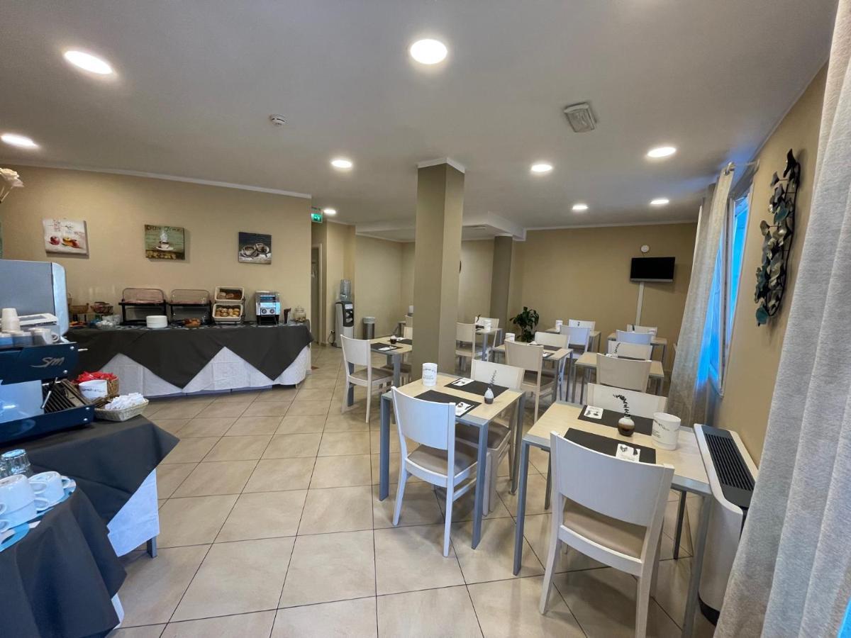 Hotel-Residence-B&B Le Dune Beach Service Included ليدو أدريانو المظهر الخارجي الصورة