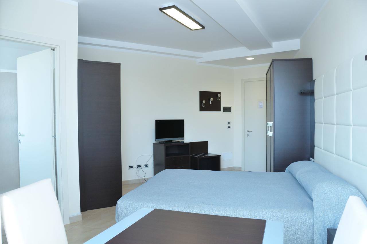 Hotel-Residence-B&B Le Dune Beach Service Included ليدو أدريانو المظهر الخارجي الصورة